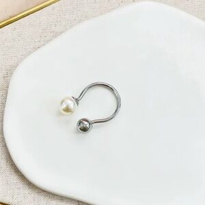 Stainless steel Silver and Pearl Ball Ring. Size 7